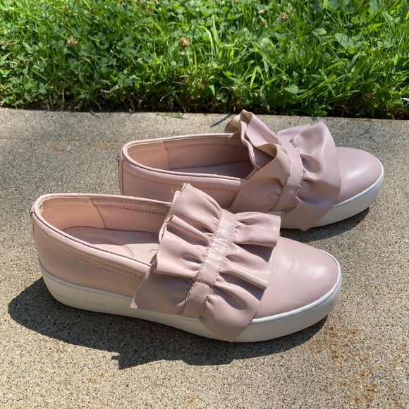 Michael Kors Bella Slip On Soft Pink Ruffle Platform Leather Sneakers Size 6.5 - Picture 1 of 17